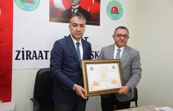 Bitlis Valisi Oktay Çağatay’a ‘Çiftçi Dostu Şeref Belgesi’ verildi