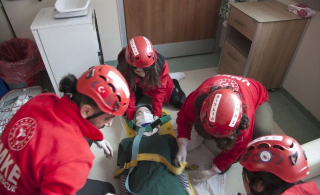 Ahlat Devlet Hastanesinde gerçeği aratmayan deprem tatbikat