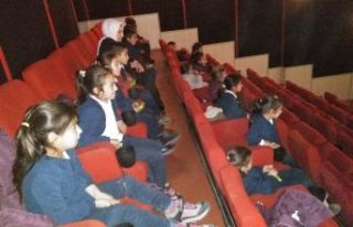 Kaymakam Erat’tan Köy Öğrencilerine Sinema Sürprizi