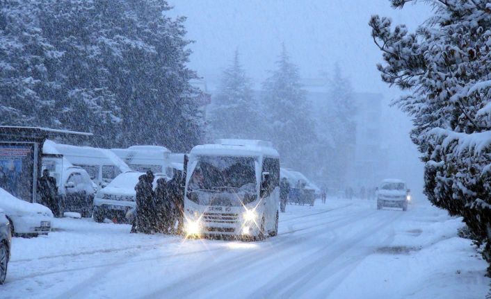 Ahlat’ta yoğun kar yağışı etkisini sürdürüyor